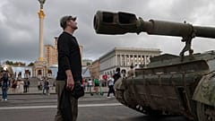 Zerstörte russische Panzer werden in der Ukraine zur Feier des Unabhängigkeitstages zur Schau gestellt.