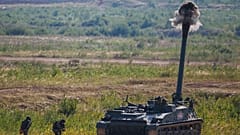 Ein Panzer feuert ein Geschoss ab