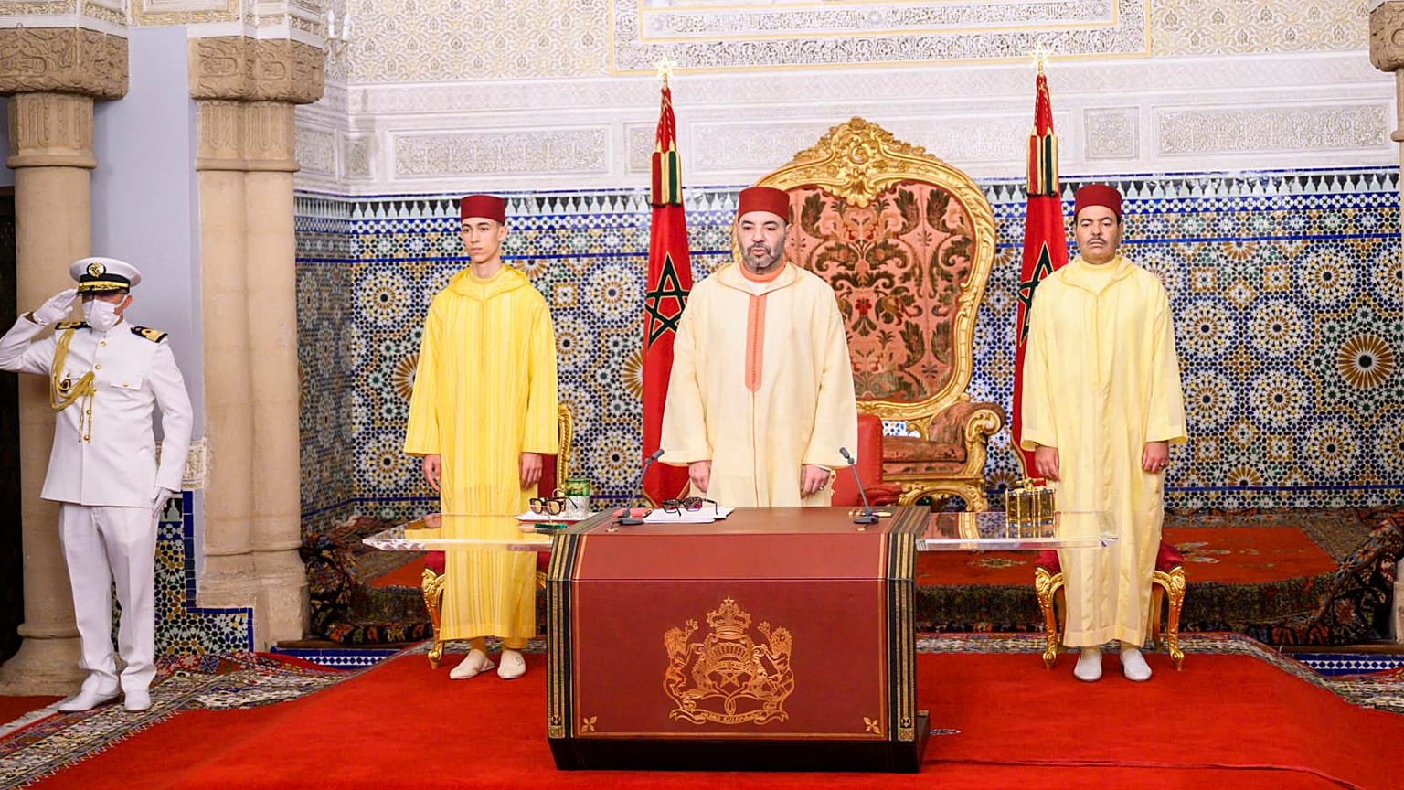العاهل المغربي رفقة شقيقه وولي العهد