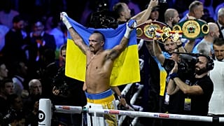 Usyk com a bandeira da Ucrânia