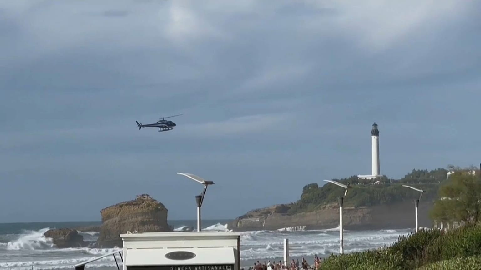 Un hélicoptère de la Gendarmerie nationale en opération de sauvetage à Biarritz, Pyrénées-Atlantiques, le 20 août 2022. 