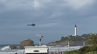 Un hélicoptère de la Gendarmerie nationale en opération de sauvetage à Biarritz, Pyrénées-Atlantiques, le 20 août 2022.