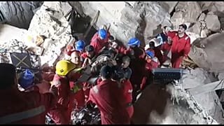 Les équipes de sauveteurs extrait un rescapé des décombres d'un sanctuaire de la ville de Kerbala, en Irak, le 21 août 2022.