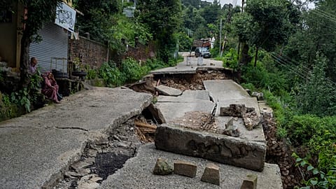 Weggespülte Straße in Dharmsala, Indien