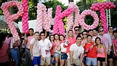 Singapur'da her yıl düzenlenen "Pembe Nokta" eşcinsel onur etkinliği için bir parkta toplanan kalabalık