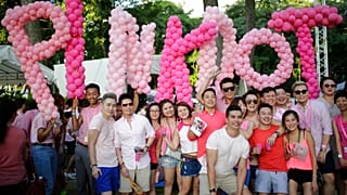 Singapur'da her yıl düzenlenen "Pembe Nokta" eşcinsel onur etkinliği için bir parkta toplanan kalabalık