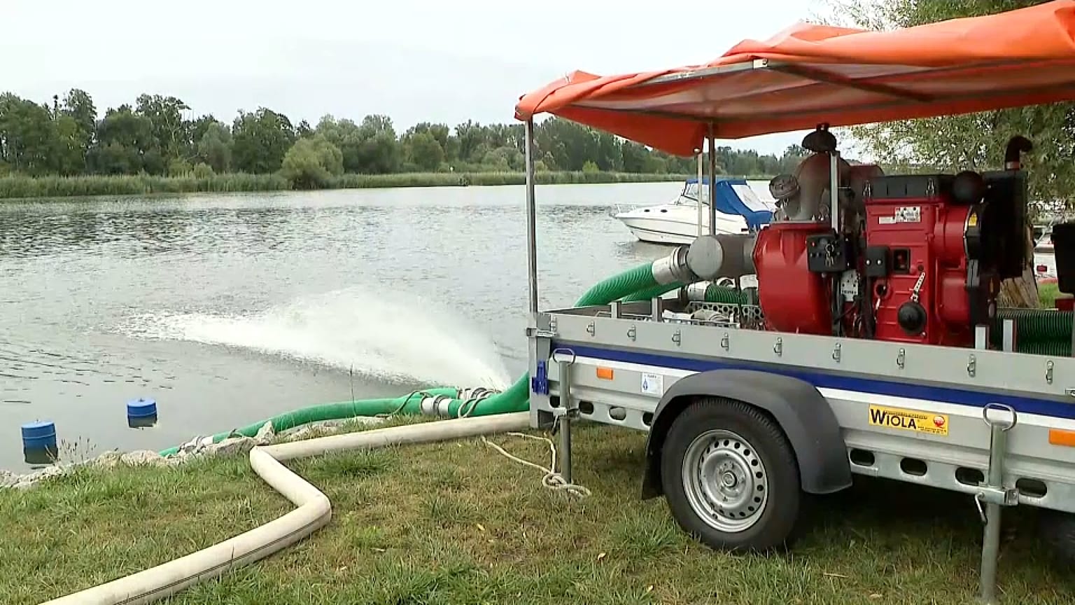 Mit Wasserpumpen soll der Sauerstoffgehalt der Oder erhöht werden.