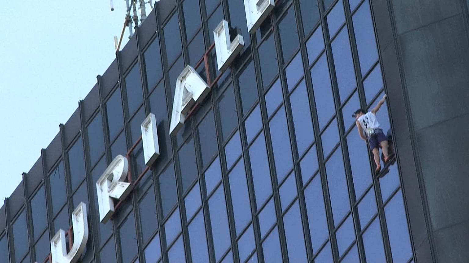 Alexis Landot escala una Torre de las Mercuriales en París