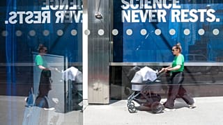 Frau mit Kinderwagen in New York