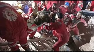 Les sauveteurs sur le site de l'effondrement d'un sanctuaire chiite à Kerbala, dans le centre de l'Irak.