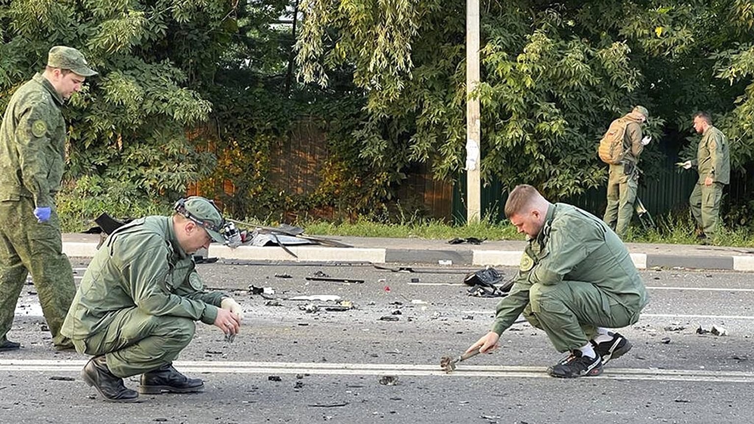 Des enquêteurs sur le site de l'explosion d'une voiture conduite par Daria Douguina, 21/07/2022