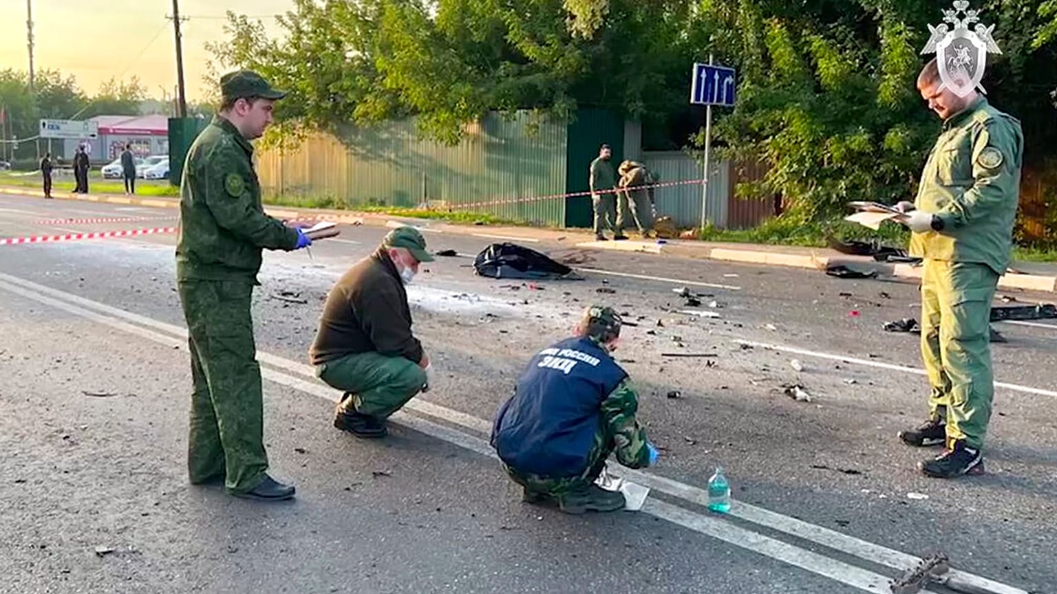 Investigadores no local da explosão do carro conduzido por Daria Dugina