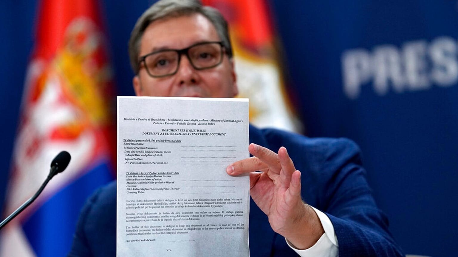 Il presidente serbo Aleksandar Vučić mostra il documento "entrata/uscita" dal Kosovo. (21.8.2022)