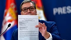 Il presidente serbo Aleksandar Vučić mostra il documento "entrata/uscita" dal Kosovo. (21.8.2022)