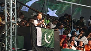 Imran Khan az egyik újabb választásokat követelő tüntetésen 2022 augusztusában