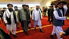 يصل المؤسس المشارك لطالبان الملا عبد الغني بارادار مع أعضاء آخرين من وفد طالبان لحضور مؤتمر سلام دولي في موسكو، روسيا، الخميس 18 مارس 2021