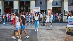 Diana Dimitrova, egy kijevi ukrán nő egy plakátot tart a kezében, amelyen ez áll: "Azok számára, akik elfelejtették: a háború Ukrajnában még mindig tart". Lyon, Franciaország