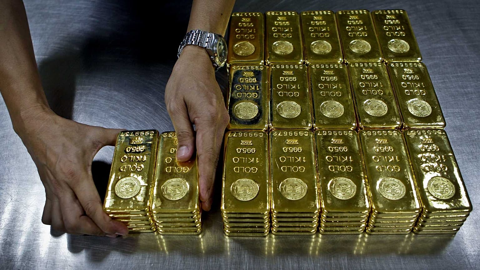 سبائك ذهب في شركة الإمارات الذهبية في دبي، الإمارات العربية المتحدة، 9 أكتوبر 2012 