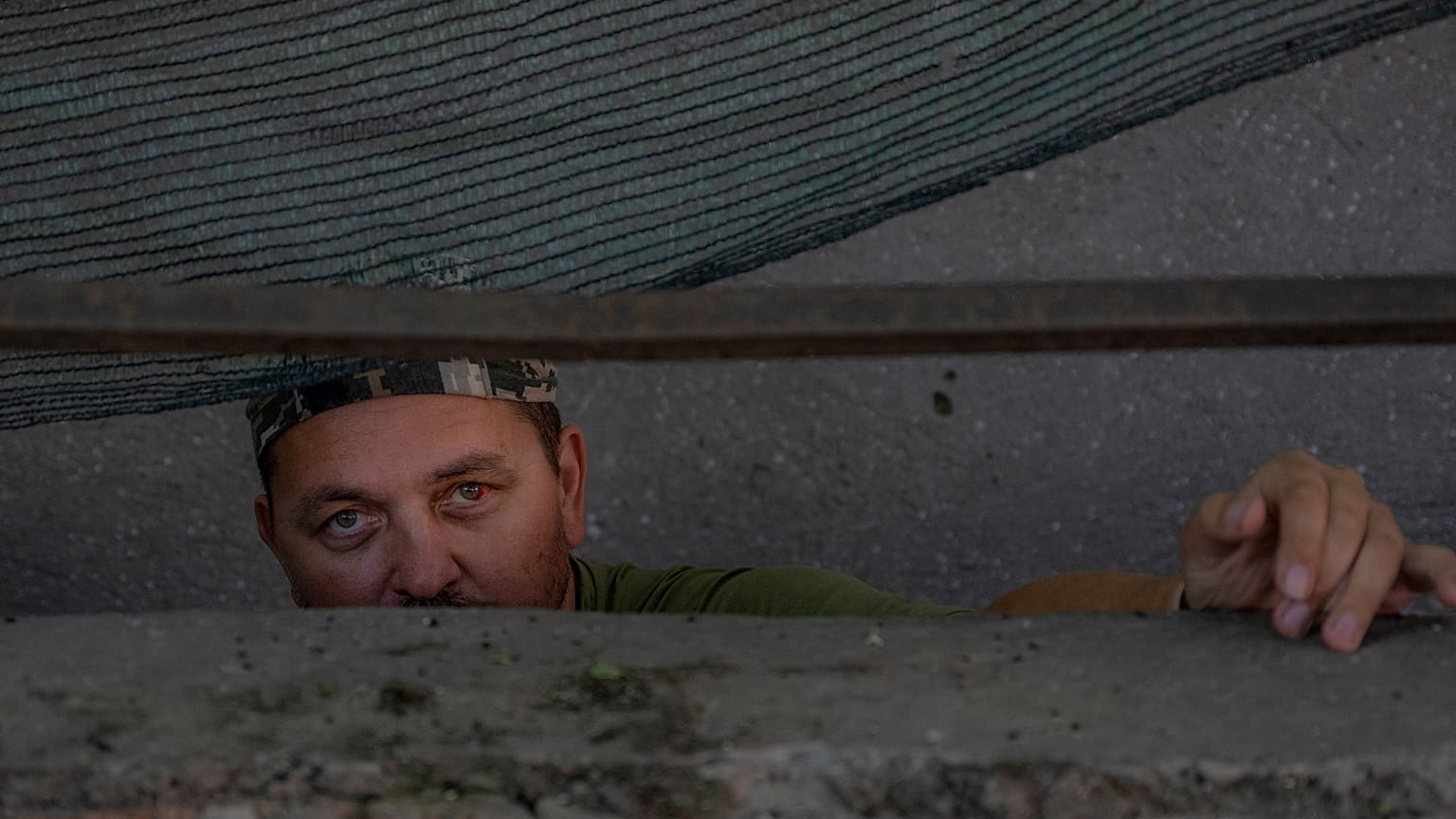 Un soldat ukrainien monte la garde dans la région de Mykolaiv, le 23 juillet 2022