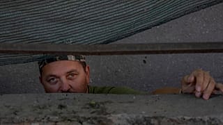Un soldat ukrainien monte la garde dans la région de Mykolaiv, le 23 juillet 2022