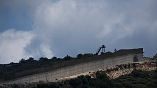 الجدار الحدودي الفاصل بين إسرائيل ولبنان بالقرب من معبر "روش هانيكرا" الحدودي في شمال إسرائيل، 3 يوليو 2022.