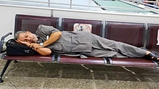 صورة متداولة على مواقع التواصل الاجتماعي لوزير الشؤون الدينية التونسي الأسبق، نور الدين الخادمي، في مطار قرطاج الدولي بالعاصمة تونس