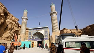 عملیات نجات زائران محبوس شده در زیر آوار ناشی از رانش زمین در استان کربلا 