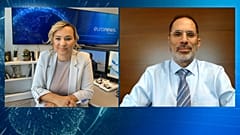 Ο Γενικός Ελεγκτής της Κύπρου, Οδυσσέας Μιχαηλίδης, συνομιλεί με την δημοσιογράφο του Euronews, Φαίη Δουλγκέρη
