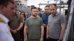 Zelenszkij ukrán elnök a G7-csoport nagyköveteivel látogatást tesz Odessza kikötőjében 2022. július 29-én