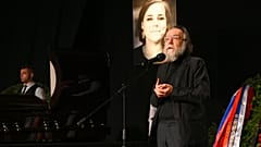 Alexander Dugin auf der Trauerfeier für seine ermordete Tochter