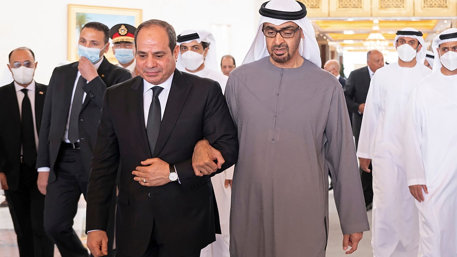  الرئيس المصري عبد الفتاح السيسي برفقة الشيخ محمد بن زايد آل نهيان، في مطار الرئاسة في أبو ظبي، الإمارات العربية المتحدة.