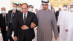  الرئيس المصري عبد الفتاح السيسي برفقة الشيخ محمد بن زايد آل نهيان، في مطار الرئاسة في أبو ظبي، الإمارات العربية المتحدة.