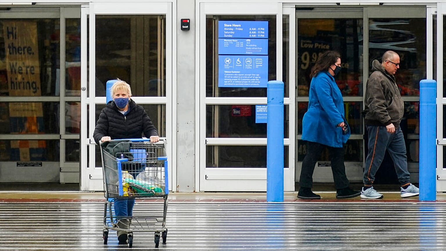 Clientes salen de un supermercado