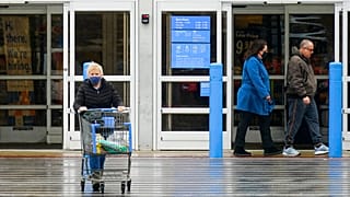 Des britanniques à la sortie d'un supermarché de Warrington, le 4 février 2022.