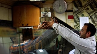 داخل مكتب صرافة بوسط القاهرة، مصر، الأربعاء 2 يناير 2013.