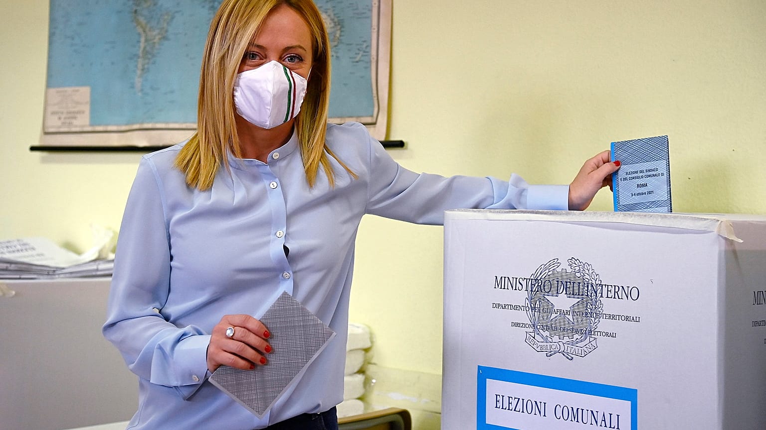 Meloni leadja szavazatát a részleges helyhatósági választásokon Rómában 2021. október 3-án