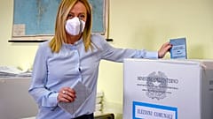 Meloni leadja szavazatát a részleges helyhatósági választásokon Rómában 2021. október 3-án