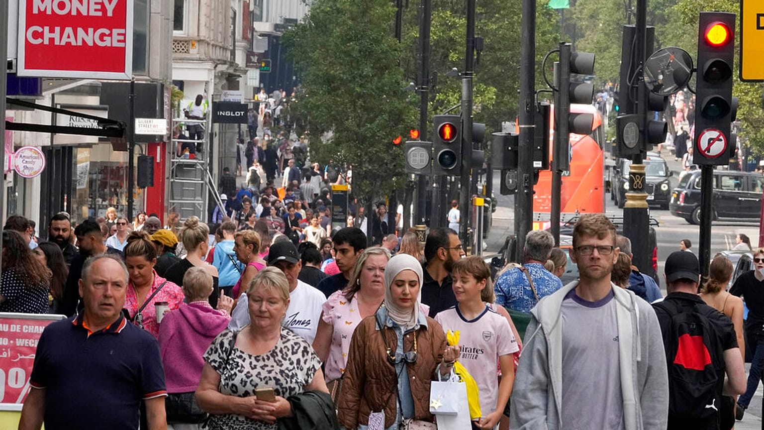 İngiltere'nin başkenti Londra'da sokakta yürüyen vatandaşlar