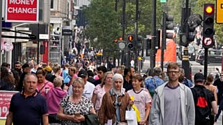 İngiltere'nin başkenti Londra'da sokakta yürüyen vatandaşlar