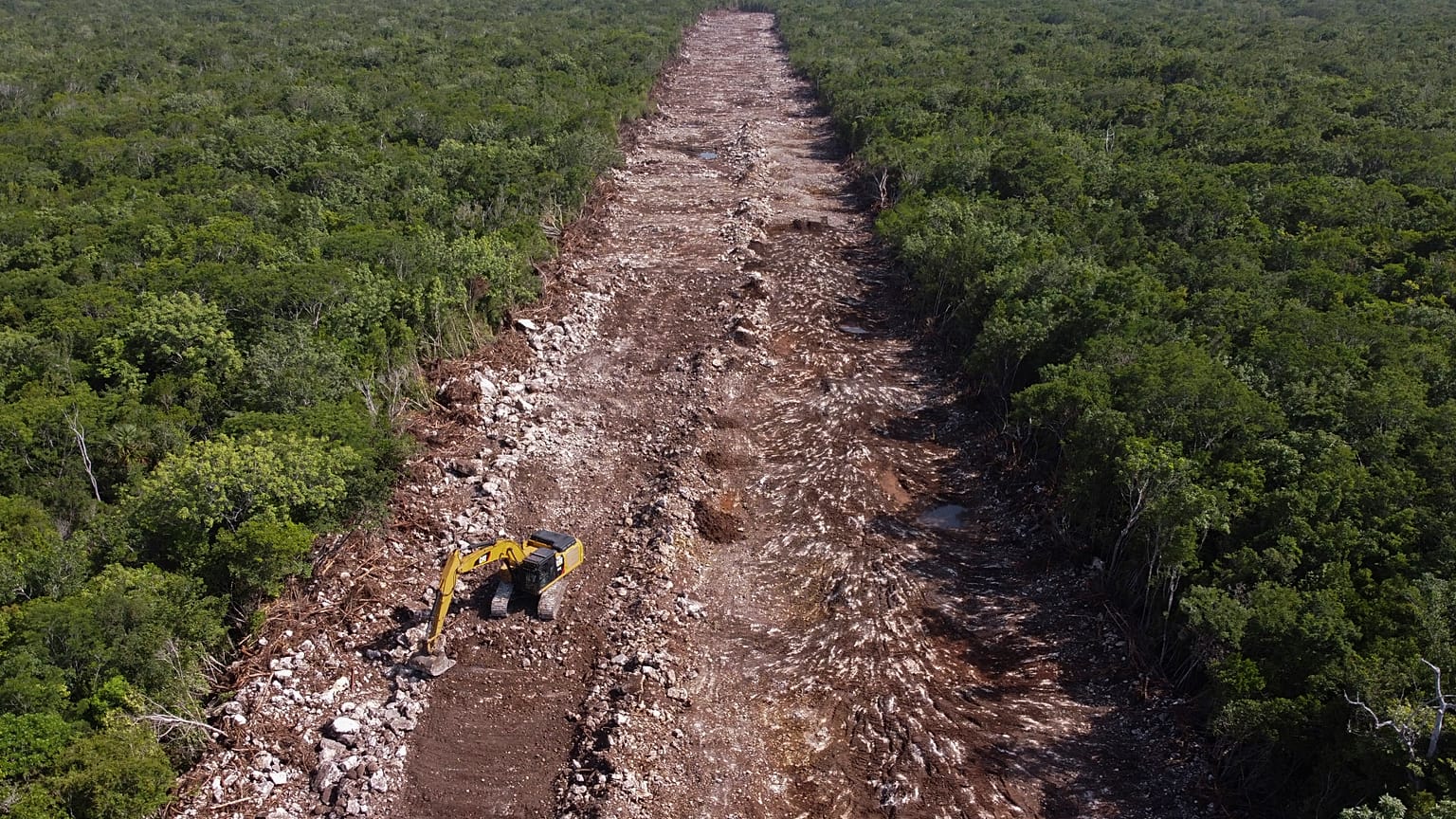 Imagen aérea de una de las secciones en construcción del proyecto de Tren Maya