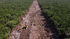 Imagen aérea de una de las secciones en construcción del proyecto de Tren Maya