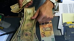اليورو يسجّل أدنى مستوى له مقابل الدولار منذ طرحه للتداول في 2002