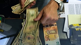 اليورو يسجّل أدنى مستوى له مقابل الدولار منذ طرحه للتداول في 2002