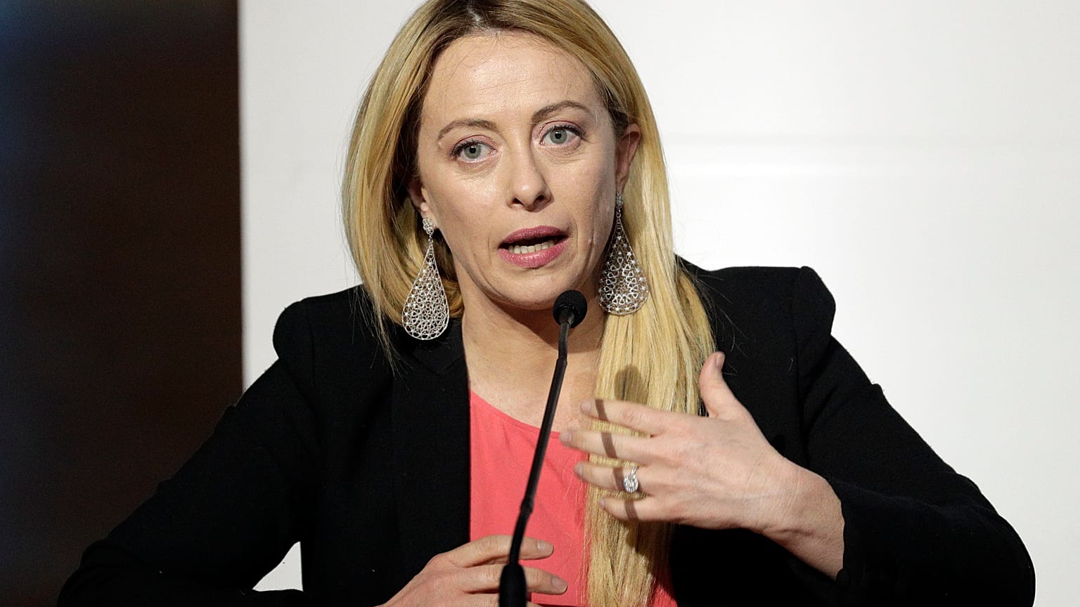 Giorgia Meloni is hoping to become Italy's first far-right premier and the first woman to hold that position.