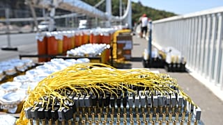 Az augusztus 20-i tűzijáték pirotechnikai eszközeit telepítik az Erzsébet hídon 2022. augusztus 18-án