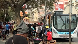 Transeuntes em Luanda