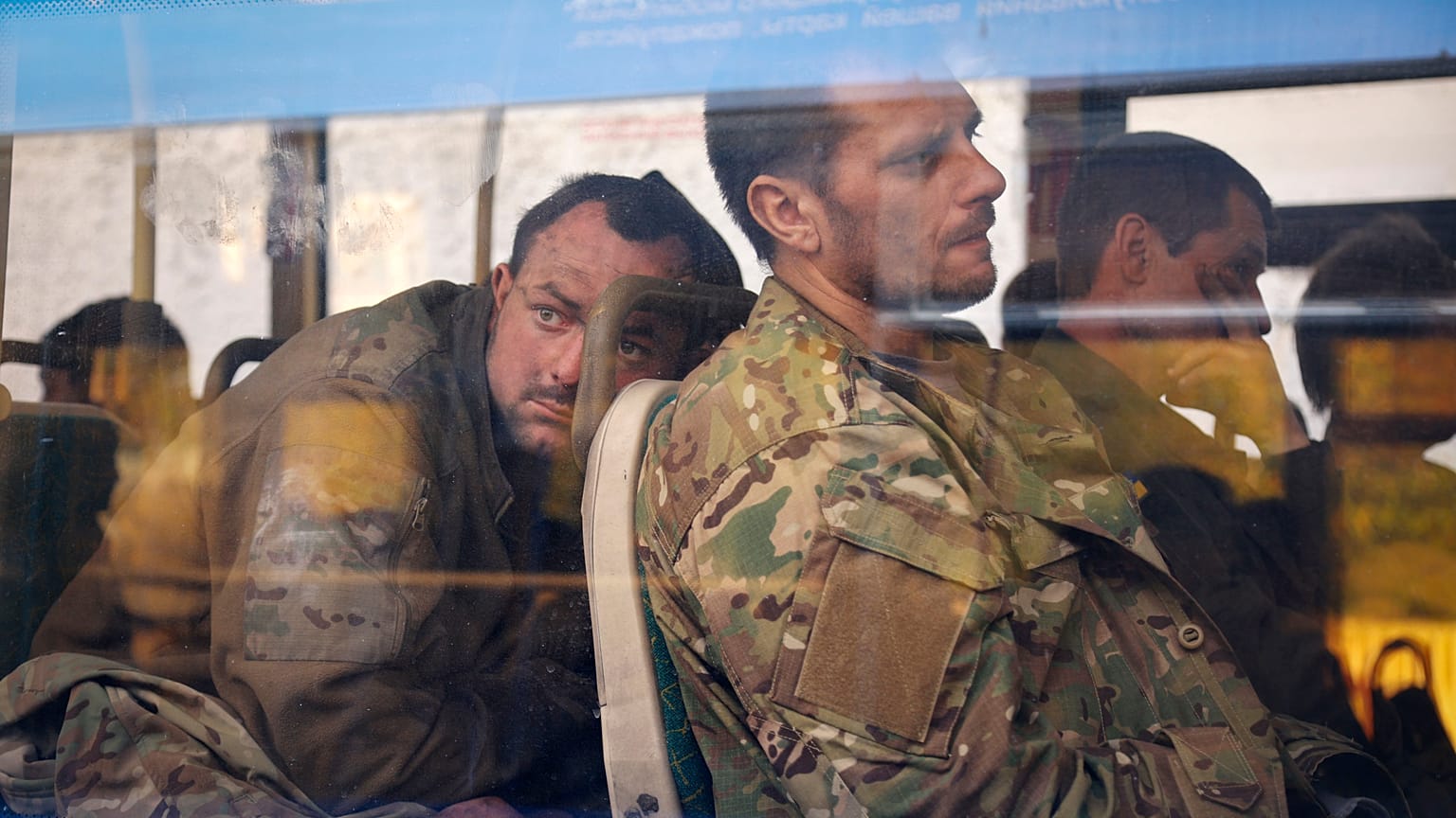 Ukrainische Kämpfer werden nach der Räumung des Asowstal-Werks im Mai mit Bussen abtransportiert