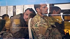 Ukrainische Kämpfer werden nach der Räumung des Asowstal-Werks im Mai mit Bussen abtransportiert