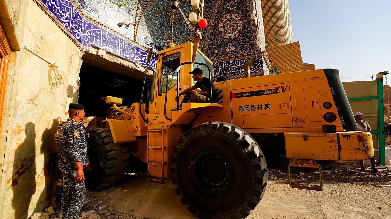 خدمات الطوارئ وعمال الإنقاذ في موقع الانهيار بالقرب من كربلاء، العراق، الأحد 21 آب 2022