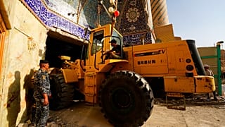 خدمات الطوارئ وعمال الإنقاذ في موقع الانهيار بالقرب من كربلاء، العراق، الأحد 21 آب 2022